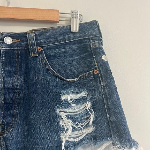 Levi’s Studded 501 Distressed Jean Shorts Sz 33  - Picture 3 of 9